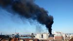 Sådan så det ud, da branden havde godt fat i en silo i Århus havn i aftes. Branden er under kontrol, men det er uvist, hvad der er årsag til den voldsomme brand. 