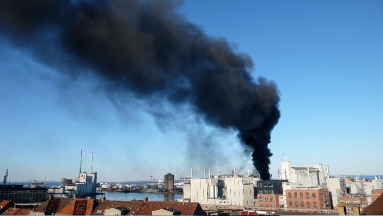 Sådan så det ud, da branden havde godt fat i en silo i Århus havn i aftes. Branden er under kontrol, men det er uvist, hvad der er årsag til den voldsomme brand. 