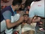 To mænd hjælper en såret efter de to bombeangreb i Istanbul. Ifølge byens guvernør er der tale om terror. 