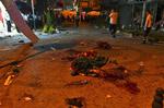 Det var civile, der blev ofre for to terrorbomber i Istanbul i aftes. Billedet her er fra den plads, hvor bombeanslaget fandt sted. Tæpperne blev i aftes anvendt til at dække de døde og sårede. 