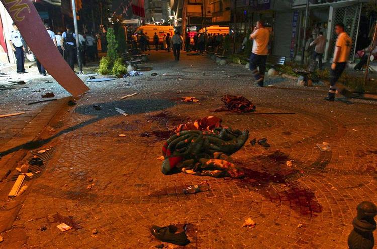 Det var civile, der blev ofre for to terrorbomber i Istanbul i aftes. Billedet her er fra den plads, hvor bombeanslaget fandt sted. Tæpperne blev i aftes anvendt til at dække de døde og sårede. 