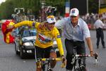 Carlos Sastre og Bjarne Riis fejrer Tour-triumfen på Paris' asfalt. 