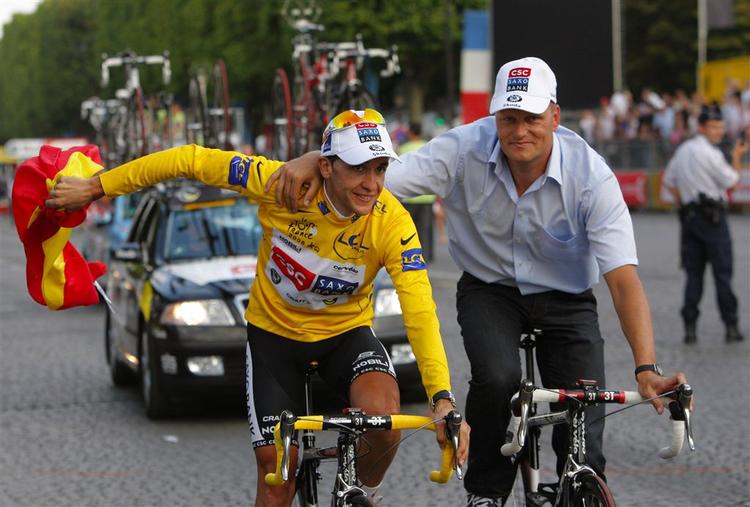 Carlos Sastre og Bjarne Riis fejrer Tour-triumfen på Paris' asfalt. 