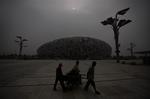 Det olympiske stadion med navnet 'Fuglereden' i Beijing er klar til tusindevis af OL-deltagere. Spørgsmålet er, om luften i Kinas hovedstad også er det. Billedet her er taget mandag. 