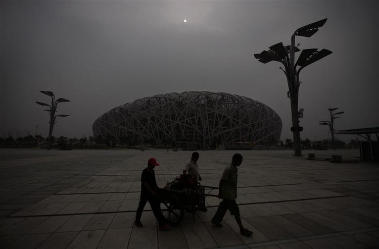 Det olympiske stadion med navnet 'Fuglereden' i Beijing er klar til tusindevis af OL-deltagere. Spørgsmålet er, om luften i Kinas hovedstad også er det. Billedet her er taget mandag. 