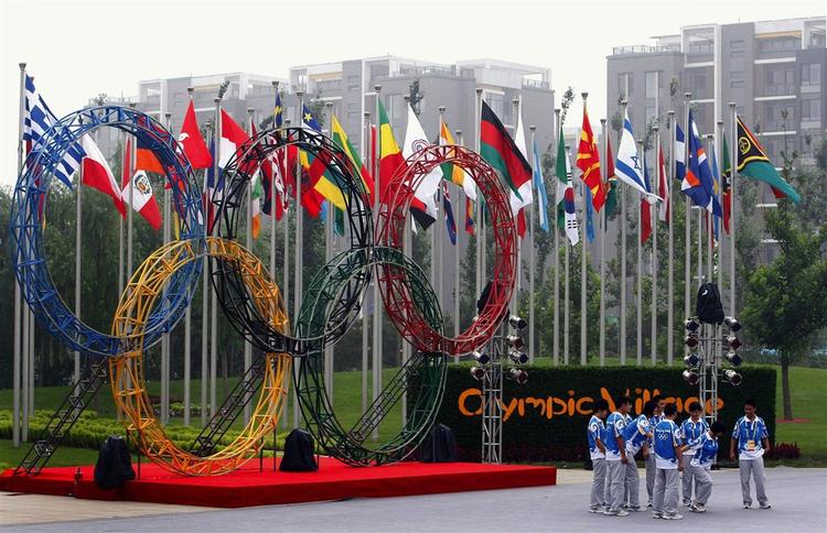 Indgangen til den olympiske by i Beijing i dag. En af de danske OL-deltagere må nøjes med at se den på billedet, da vedkommende er blevet taget for doping. 