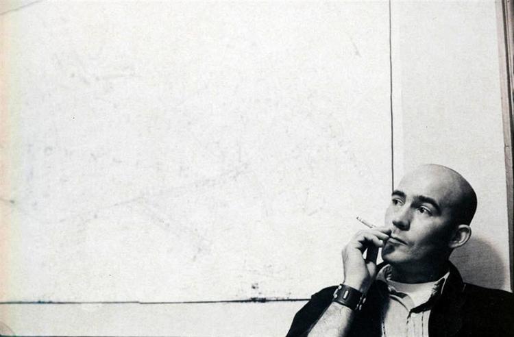 Hunter S. Thompson skrev alt, hvad han lavede, på dobbeltpapir. Derfor findes i omegnen af 800 kasser med kopier af alt fra breve til små notater. Dem har skuespilleren Johnny Depp nu fået lov at købe. Det er dog stadig uvist, om det skal munde ud i en film, bog eller noget helt tredje. Foto af Hunter S. Thompson fra filmen Gonzo: The Life and Work of Dr. Hunter S. Thompson. 