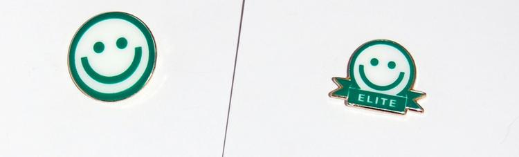 De nye smiley-pins er fremstillet i forgyldt metal. De er 17 mm i diameter og har sommerfuglelukning på bagsiden. De må anvendes, når man har en tilsvarende Smiley på sin kontrolrapport. 