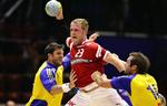 Joachim Boldsen bryder gennem det svenske forsvar. 