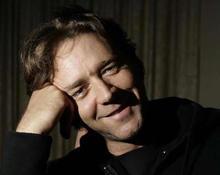 Ridley Scotts Robin Hood-film, som får titlen Nottingham, har Russell Crowe på rollelisten. Efter sigende er der tale om et trekantsdrama mellem Robin Hood, lady Marion (spillet af Sienna Miller) og Sheriffen af Nottingham. 