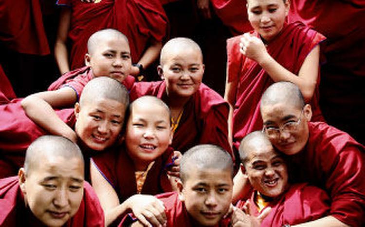 Klostersmil. En gruppe unge piger i Bhutans fjerne bjerge, der har viet deres liv til Buddha. Foto fra bogen. 