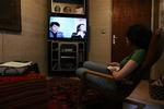 Mediegiganten MBC har flere kanaler til de mellemøstlige seere. Her ser en iransk kvinde på den nyligt åbne MBC Persia - 24-timers film kanal, som med farsi undertekster sender vestlige film til de iranske seere (arkivfoto). 