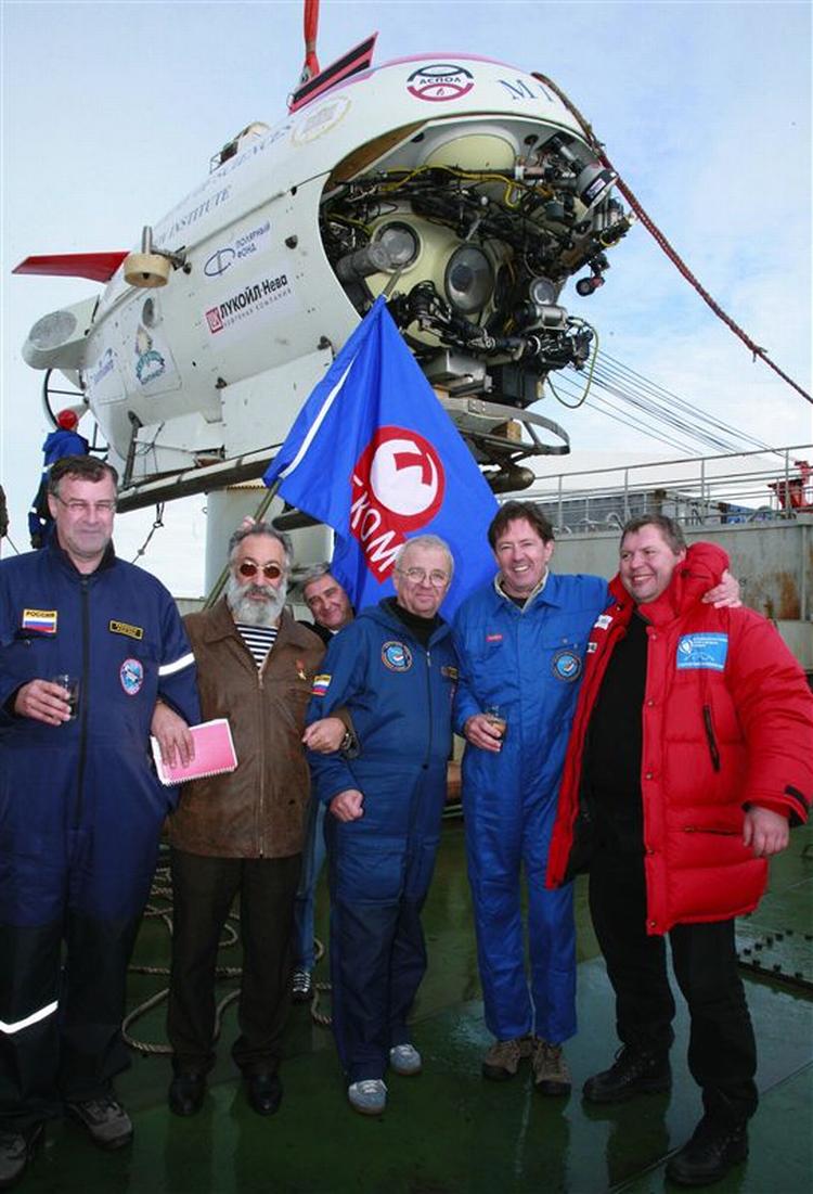 Artur Tjilingarov (nr. to fra venstre) ses efter den vellykkede dykning til bunden under Nordpolen sidste  år. Nu står han i spidsen for dykningen til bunden af Baikalsøen. 