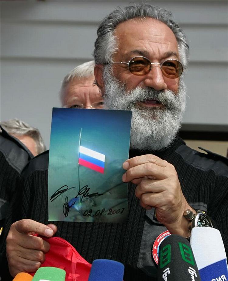 Artur Tjilingarov fotograferet i august sidste år, efter at han havde stået i spidsen for en neddykning, hvor russerne plantede deres flag under Nordpolen. Nu har han nået bunden af Baikalsøen. 