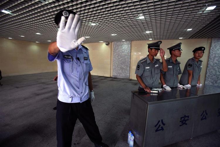 En kinesisk politimand forsøger at afværge et billede i en af de oprettede sikkerhedszoner i udkanten af Beijing. Hvis folk vil demonstrere, kan de gå herhen og gøre det. Hvis de da har ansøgt om at få lov, inden De Olympiske Lege går i gang den 8. august. 