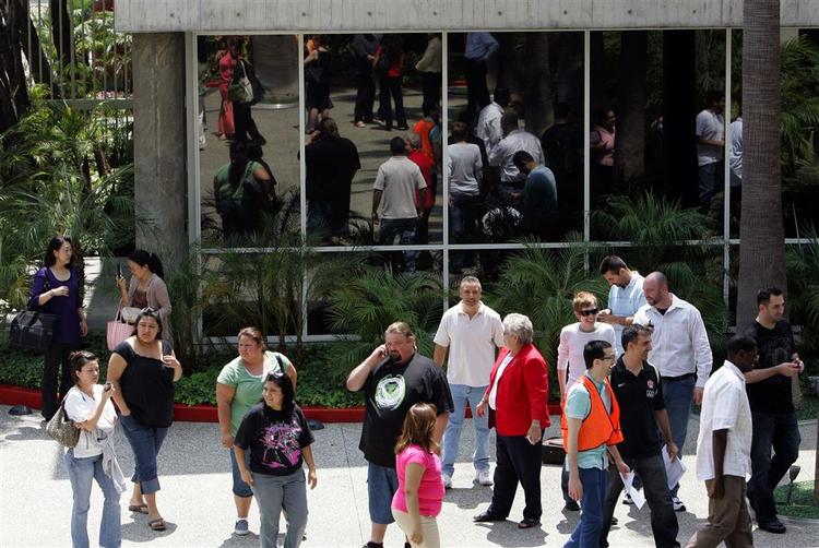 Folk stimler sammen foran en butik i Los Angeles, efter en jordkælv ved middagstid lokal tid ramte storbyen. 