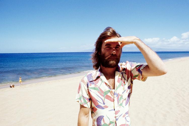 ... frem for en psykedelisk himmelflugt gennem tonerne og de heliumlyse korarrangementer, er grundtonen hos Dennis Wilson melankolsk og grumset som en stillehavsblues. PR-foto. 