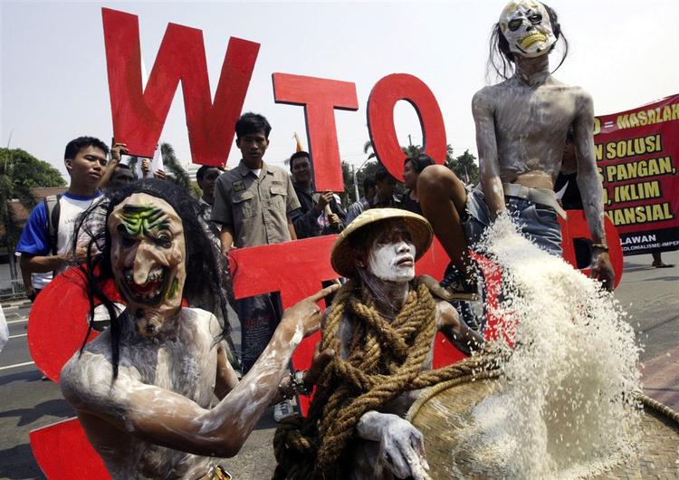 Indonesiske aktivister protesterer mod forløbet i WTO-forhandlingerne i sidste uge. Forhandlingerne varede i ni dage. 