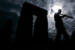 For det utrænede øje er der stadig ikke meget at se på billeder fra udgravningen af Tysklands svar på Stonehenge. Men arkæologerne kan se det. De kan dog stadig ikke gennemskue meningen med de enorme strukturer. På billedet er vi ved Stonehenge i England, der stadig står, som det gjorde for flere tusinde år siden. 