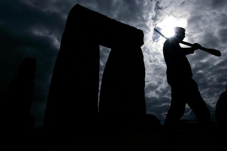 For det utrænede øje er der stadig ikke meget at se på billeder fra udgravningen af Tysklands svar på Stonehenge. Men arkæologerne kan se det. De kan dog stadig ikke gennemskue meningen med de enorme strukturer. På billedet er vi ved Stonehenge i England, der stadig står, som det gjorde for flere tusinde år siden. 