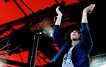 Den 46-årige familiefar Bobby Gillespie udforsker popuniverset sammen med resten af Primal Scream. 