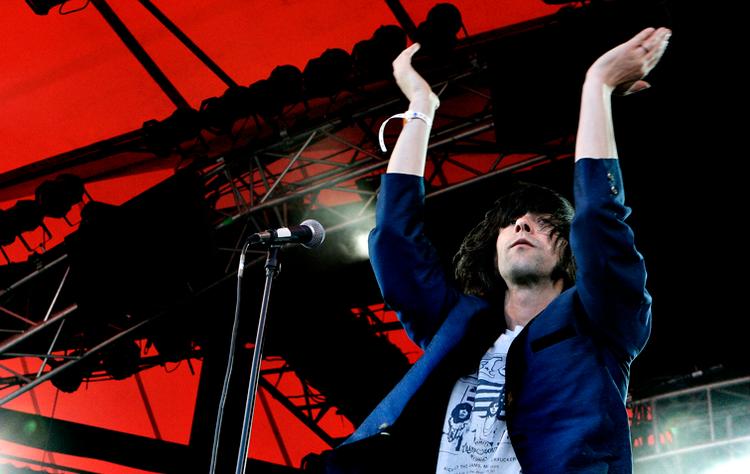 Den 46-årige familiefar Bobby Gillespie udforsker popuniverset sammen med resten af Primal Scream. 