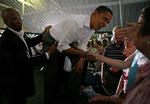 Den demokratiske præsidentkandidat, Barack Obama, hilser på tilhængere ved et valgmøde i går i Missouri. 