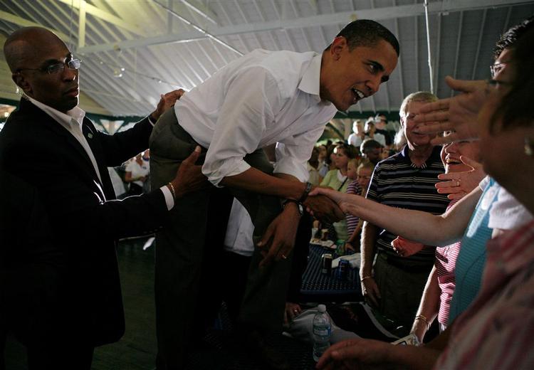 Den demokratiske præsidentkandidat, Barack Obama, hilser på tilhængere ved et valgmøde i går i Missouri. 