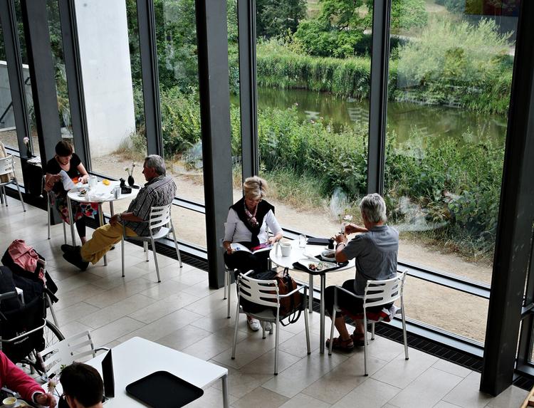 Rummet er upersonligt og ventetiden lang, men maden er fremragende på Café Republic. 
