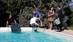 Hvordan får man et vildsvin op af feriehusets pool? Vi iler med en løsning: De skal bruge en liggestol, en kost, en spand og en modig tjekke med et havebord. Privatfoto. 