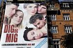Den danske spillefilm 'Dig og Mig' har premiere fredag den 1. august. Filmen, der er tilladt over 11 år, handler om ung kærlighed og om dødelig kræftsygdom, men det har man ikke været meget for at røbe i markedsføringen af filmen. 