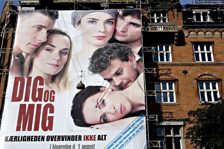 Den danske spillefilm 'Dig og Mig' har premiere fredag den 1. august. Filmen, der er tilladt over 11 år, handler om ung kærlighed og om dødelig kræftsygdom, men det har man ikke været meget for at røbe i markedsføringen af filmen. 