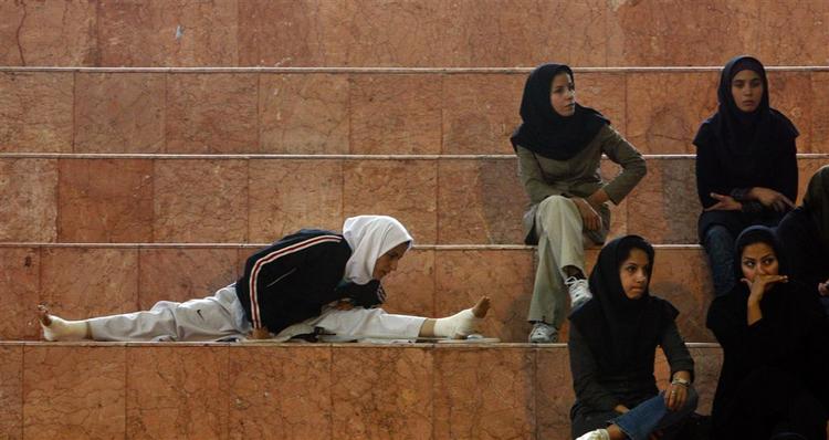 I modsætning til Saudi-Arabien sender Iran en kvindelig atlet til OL. Her ses den 20-årige iraner Sara Khoshjamal Fekri varme op før en Teakwondo-konkurrence. 