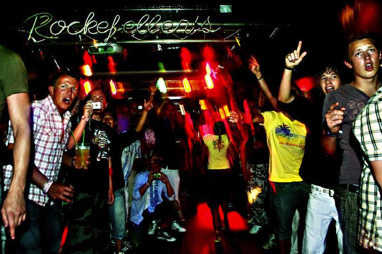 Med kampråb tager  drengene imod pigerne til aftenens  "polterabend" på baren Rockefellers. 
