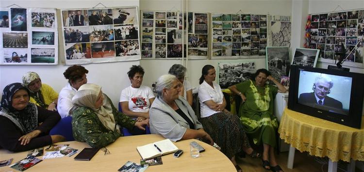 Omkring 20 enker af mænd dræbt under Srebrenica-massakren er samlet for at overvære Karadzic' retsmøde. 