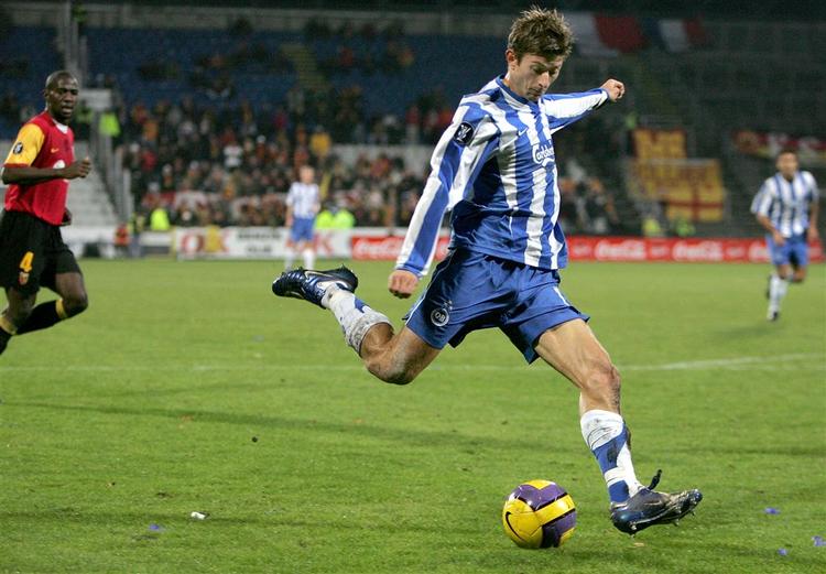 Martin Borre ses her på et arkivfoto, da han sidst spillede i Superligaen. Nu skifter han den blåhvide OB-dragt ud med den rødhvide fra Vejle. 