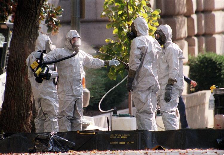 Flere breve med miltbrandsporer blev sendt til amerikanske politikere og mediefolk få uger efter terrorangrebene 11. september 2001. 