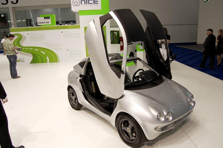 UBETALELIG. Denne Super Light Electric Sport Car fra firmaet Nice er bygget i kulfiber og har mågevingedøre - begge dele vil bidrage til en astronomisk pris. Den skal heller ikke bygges i denne form. 
