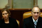 Israelerne foretrækker Tzipi Livni som ny leder af regeringspartiet Kadima i stedet for Ehud Olmert, der trækker sigg efter at politiet har rejst en sag om korruption mod ham. 