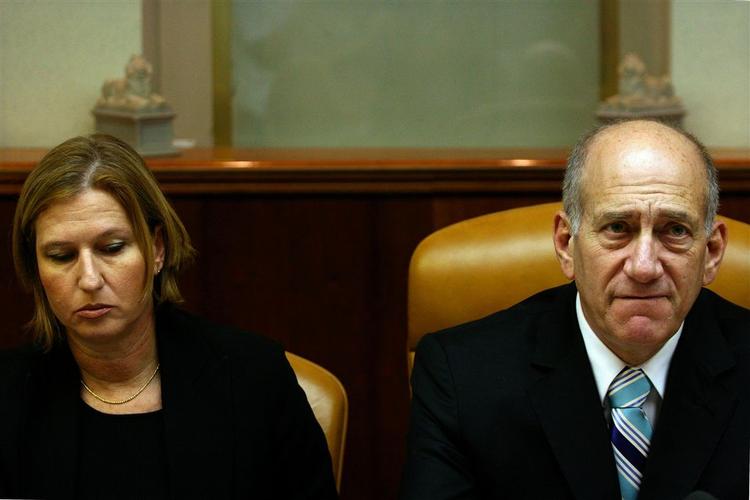 Israelerne foretrækker Tzipi Livni som ny leder af regeringspartiet Kadima i stedet for Ehud Olmert, der trækker sigg efter at politiet har rejst en sag om korruption mod ham. 