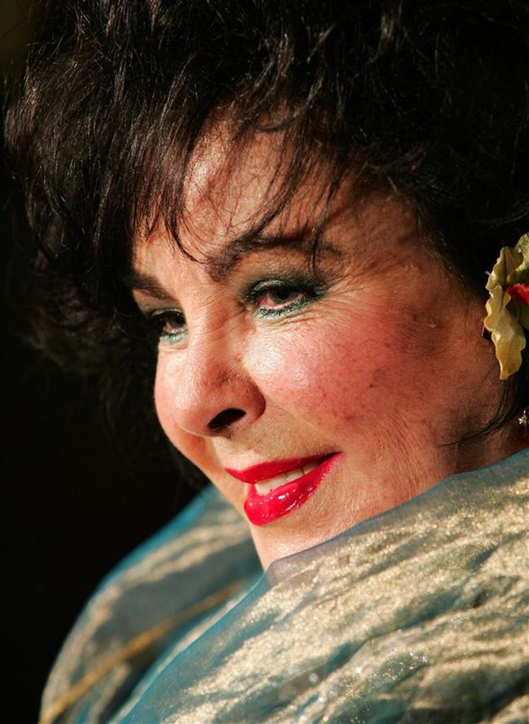 Rygterne går i den internationale presse, efter at den amerikanske skuespiller Elizabeth Taylor er blevet indlagt. 
