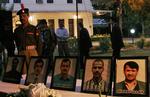 Mindehøjtidelighed foran Indiens ambassade i Kabul, hvor en bombe dræbte 58 mennesker. Indien mener, at angrebet blev foretaget af militante islamister, der har forbindelse til Pakistands efterretningsvæsen. 