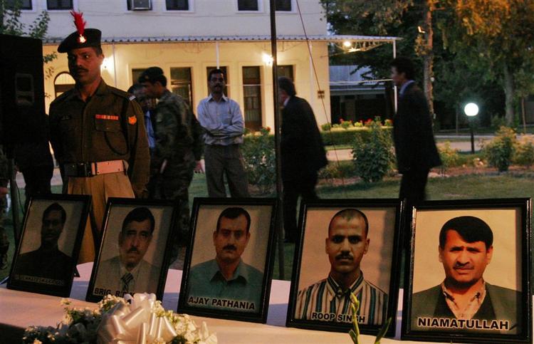 Mindehøjtidelighed foran Indiens ambassade i Kabul, hvor en bombe dræbte 58 mennesker. Indien mener, at angrebet blev foretaget af militante islamister, der har forbindelse til Pakistands efterretningsvæsen. 