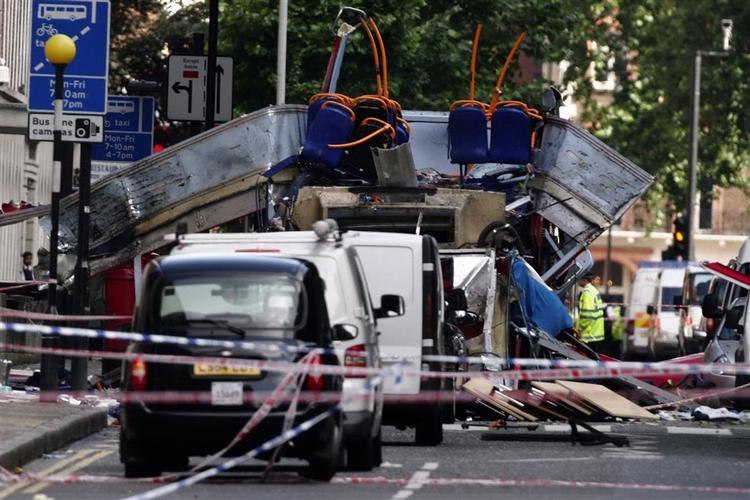 en ødelagt bus umiddelbart efter eksplosionen 7. juli 2005. 