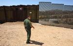 Den amerikanske grænsebetjent Santos Flores ved grænsen til Mexico, hvor det gamle hegn møder et fem mil nyt hegn. 