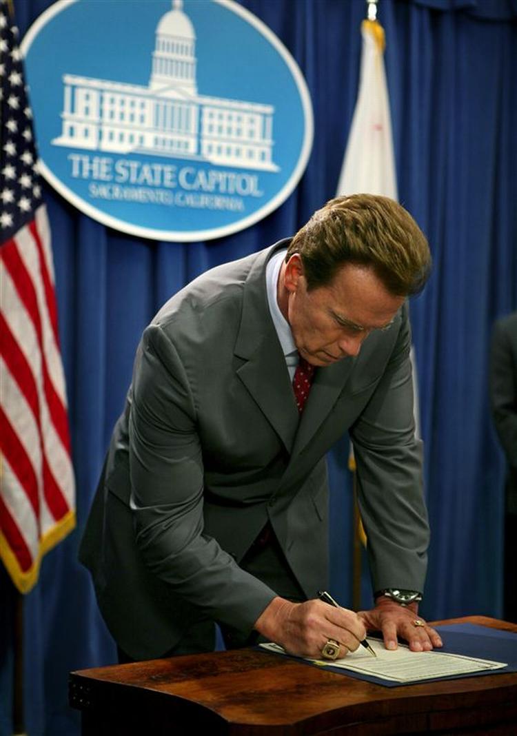 Arnold underskriver et dekret, der reelt gør, at han låner et par milliarder af sine borgere. Så Californiens regninger kan blive betalt. 