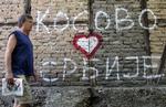 'Kosova er Serbiens hjerte' siger graffitien på muren i Beograd. Samme holdning har Serbiens præsident. 