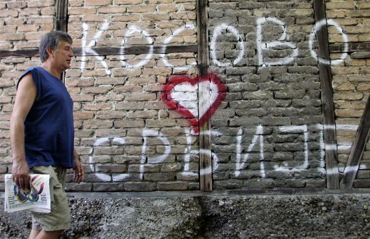 'Kosova er Serbiens hjerte' siger graffitien på muren i Beograd. Samme holdning har Serbiens præsident. 