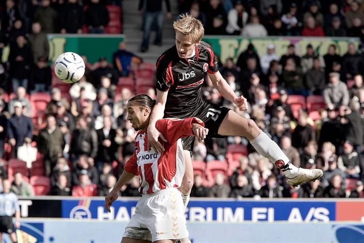 Danny Olsen i duel med AaB's Steve Olfers i april i år. Den gang vandt FC Midtjylland også. 
