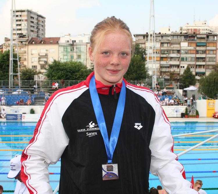 Pernille Larsen vandt sølv i 100 meter rygcrawl ved junior-EM i Beograd. Foto: svoem.dk 